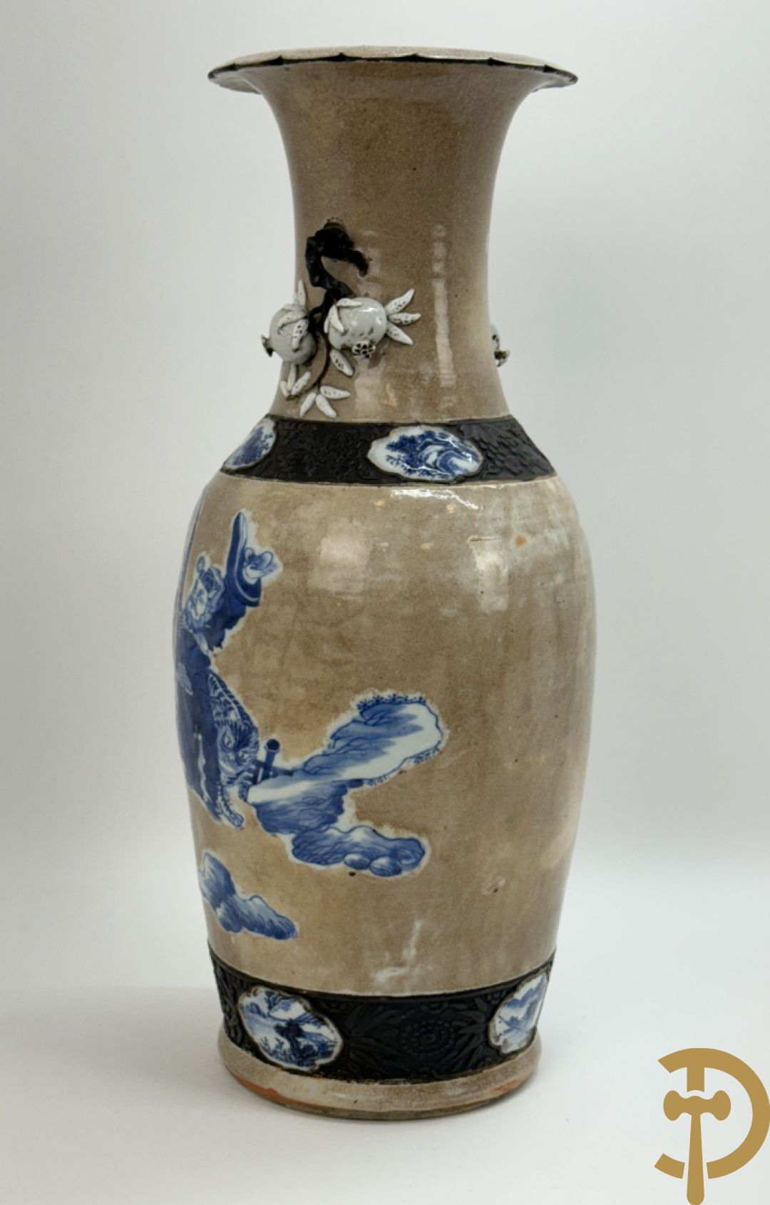 Antieke Chinese Nankin vaas met decor van wijsgeren, onderaan bezet met hert en bovenaan met pioenrozen