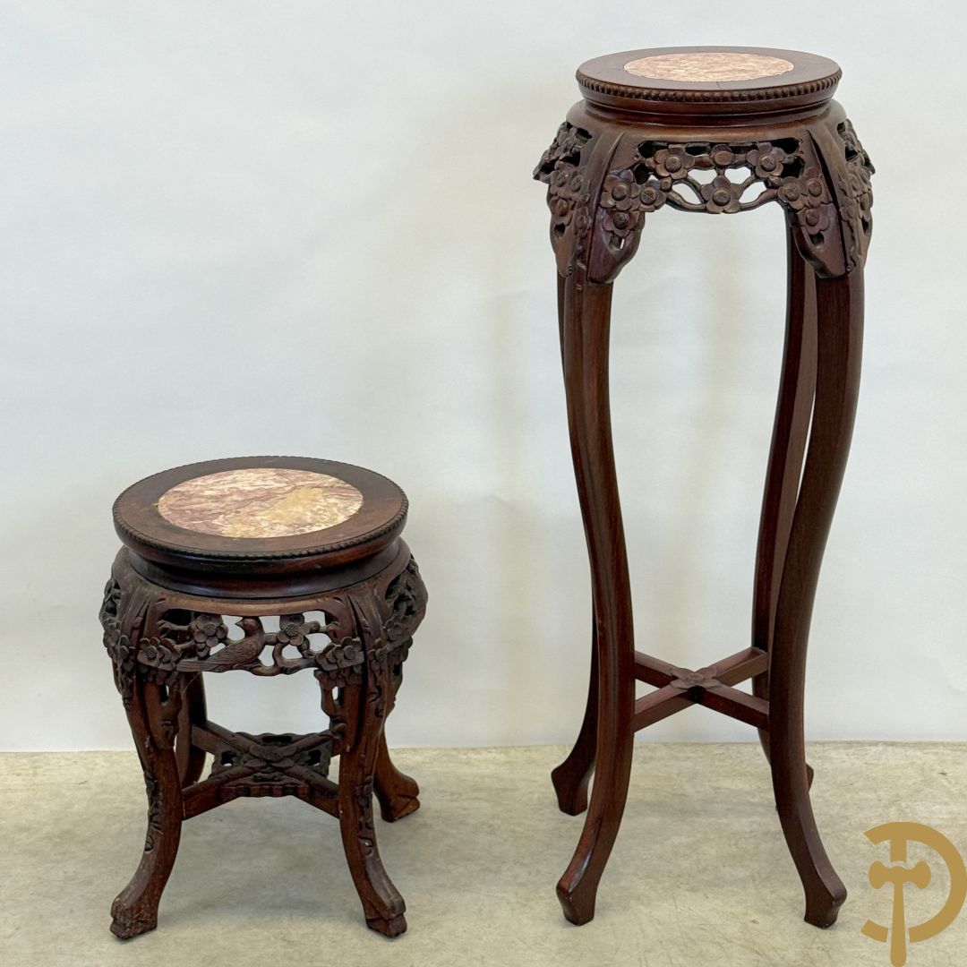 Chinese hardhouten sokkel met bloemensculptuur + Chinese hardhouten sokkel met bloemen- en vogelsculptuur