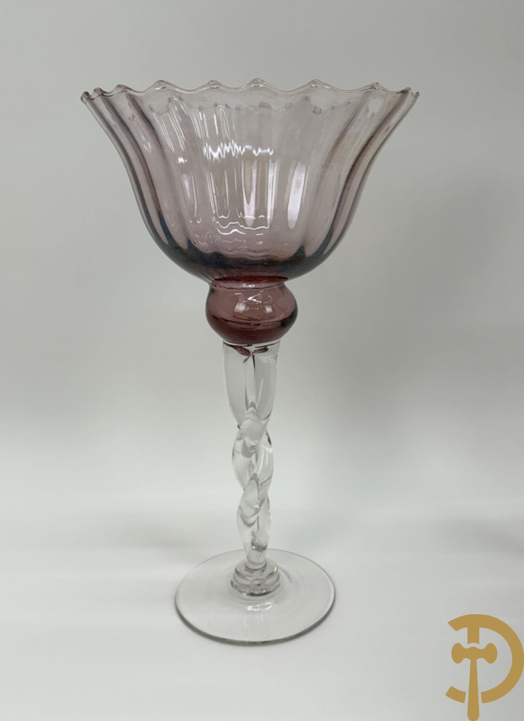 Roze mondgeblazen fluitvormige vaas + 2 Italiaanse getorste vazen