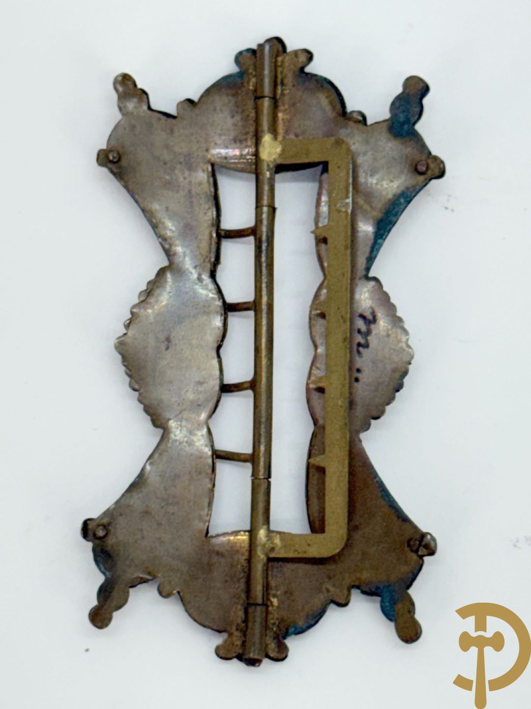 Lot massief zilver w.o. 2 geajoureerd riemboekels waarvan 1 met email bewerkt, geajoureerde centuurhouder met cupido