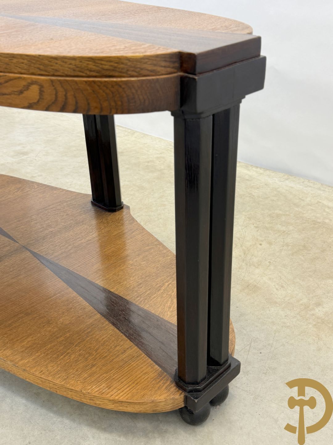 Eikenhouten salontafel met inleg van palissander, op afgeschuinde zuiltjes, model Eikelaar Decoene