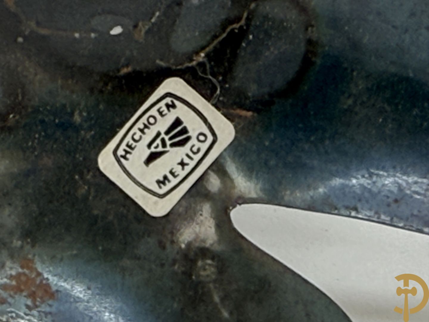 Paar vergulde metalen basreliefs met ooievaars en lisdoddes