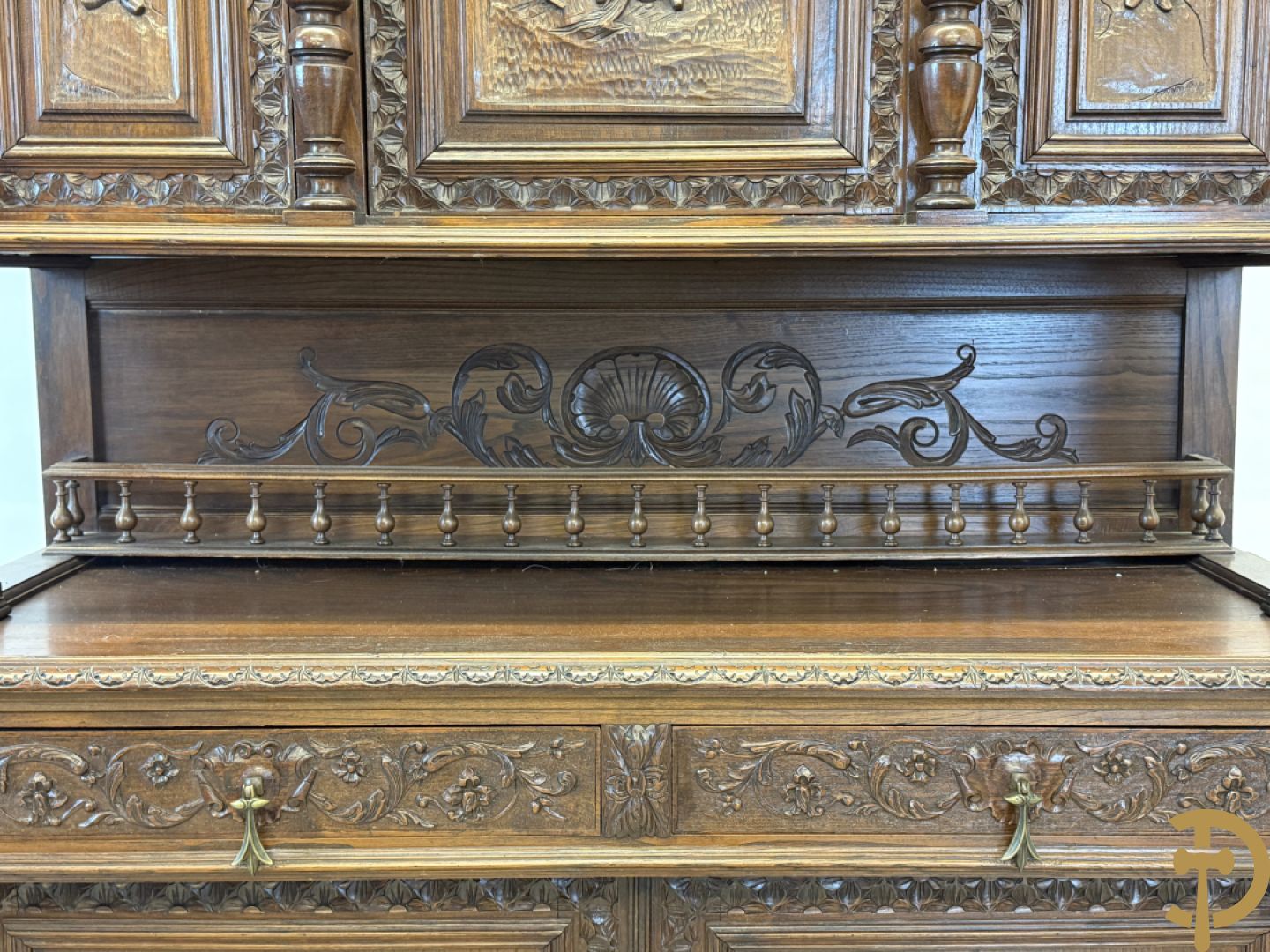 Massief eiken Bretoense eetkamer bestaande uit buffet met 3 deuren boven, 2 deuren onder, lades midden en gesculpteerde geanimeerde scènes + desserte + uittrekbare tafel + 6 stoelen + extra allonge