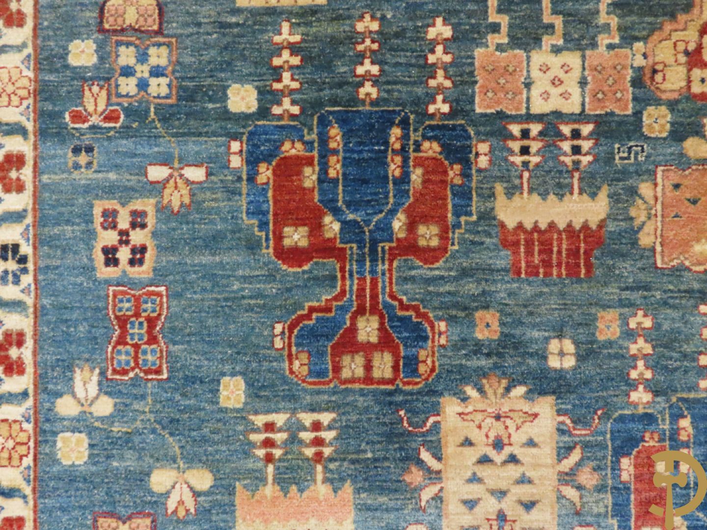 Oosters handgeknoopt tapijt met blauwe fond en geometrische bloemenmotieven