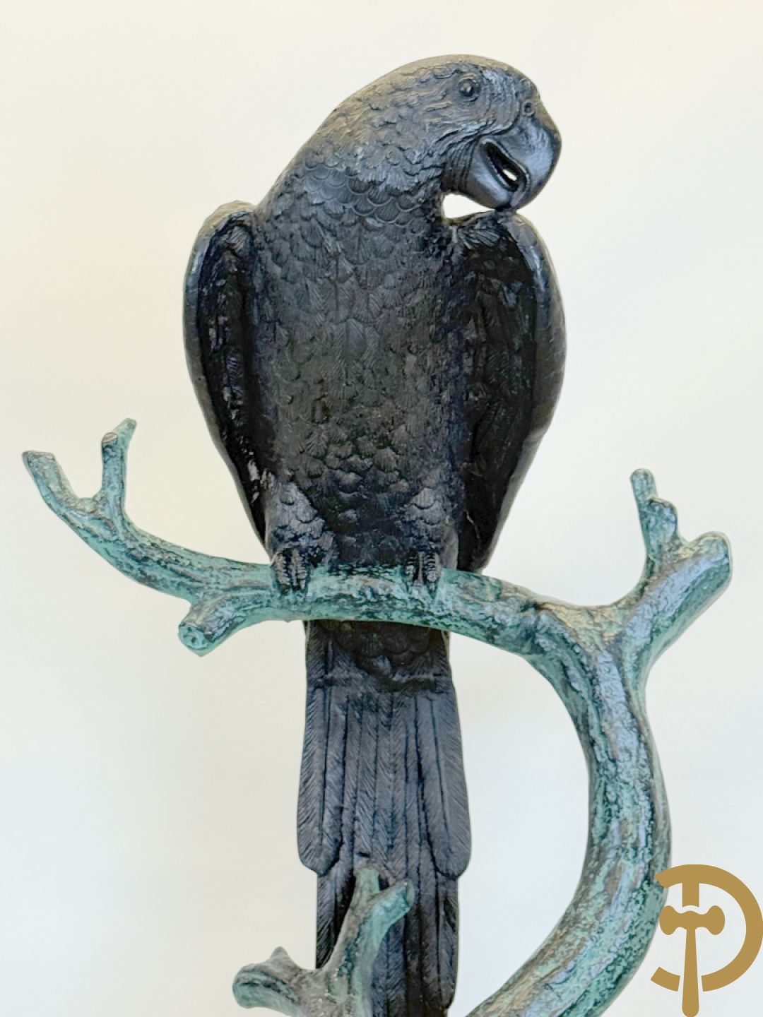 Metalen gepatineerde papegaai op boomstronk