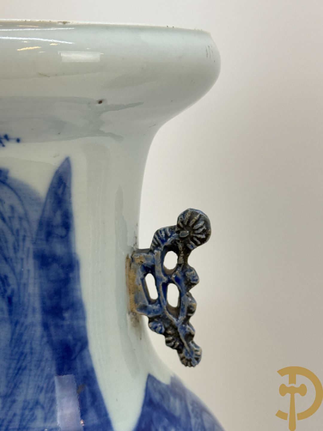 Paar Chinese blauw/wit vazen met geanimeerd huizendecor