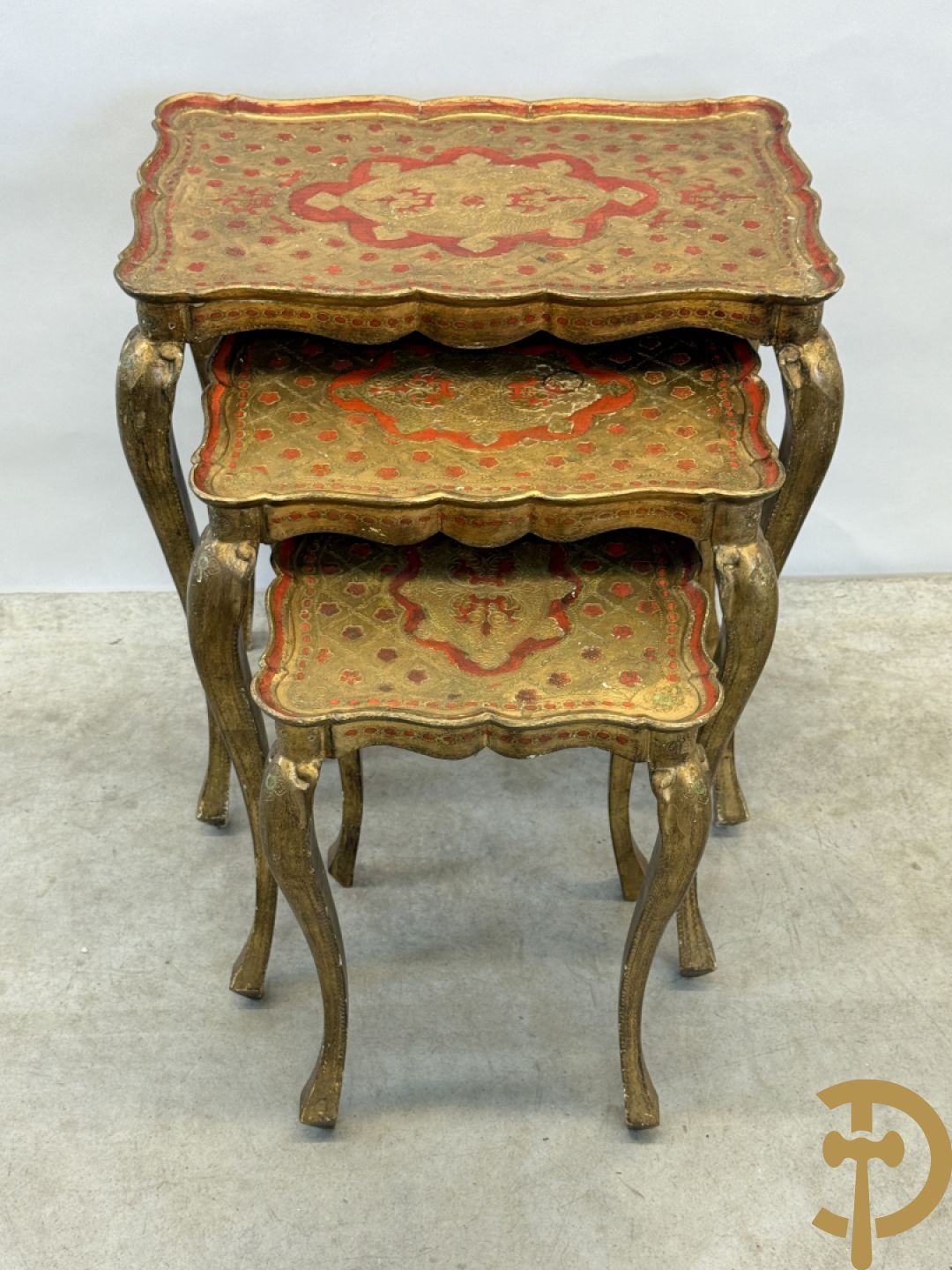 2 sets van drie vergulde Italiaanse inschuifbare bijzettafels