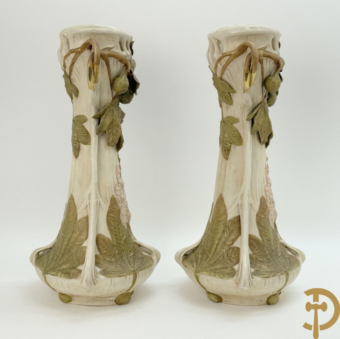 Paar Royal Dux vazen met bloemen bezet