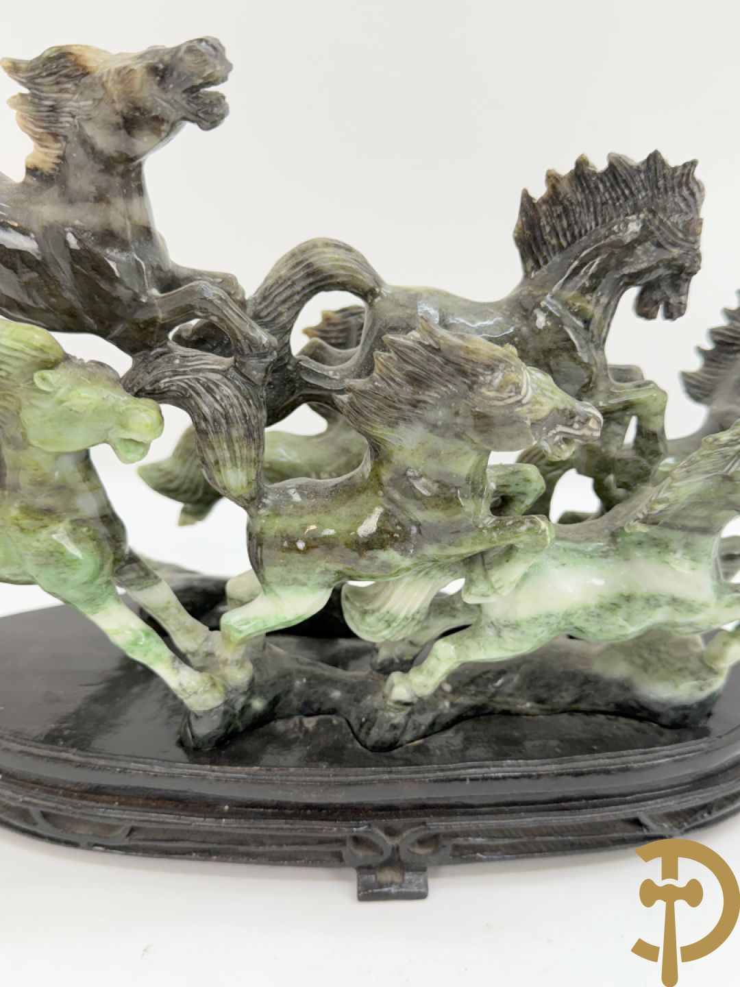 Gesculpteerd beeld met 8 galopperende paarden in jadeiet op houten sokkel
