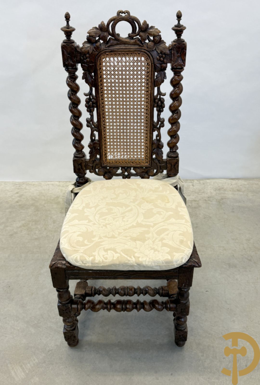 Eiken ovale jachttafel met 4 verschillende dieren + zes stoelen met canage op getorste poten (verschillende modellen)