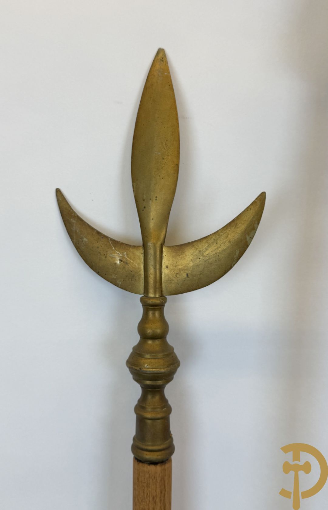 Rituele staf met initialen uit de Vrijmetselarij + 2 vlaggenmasten met koperen ornamenten uit de Vrijmetselarij, gemerkt XI