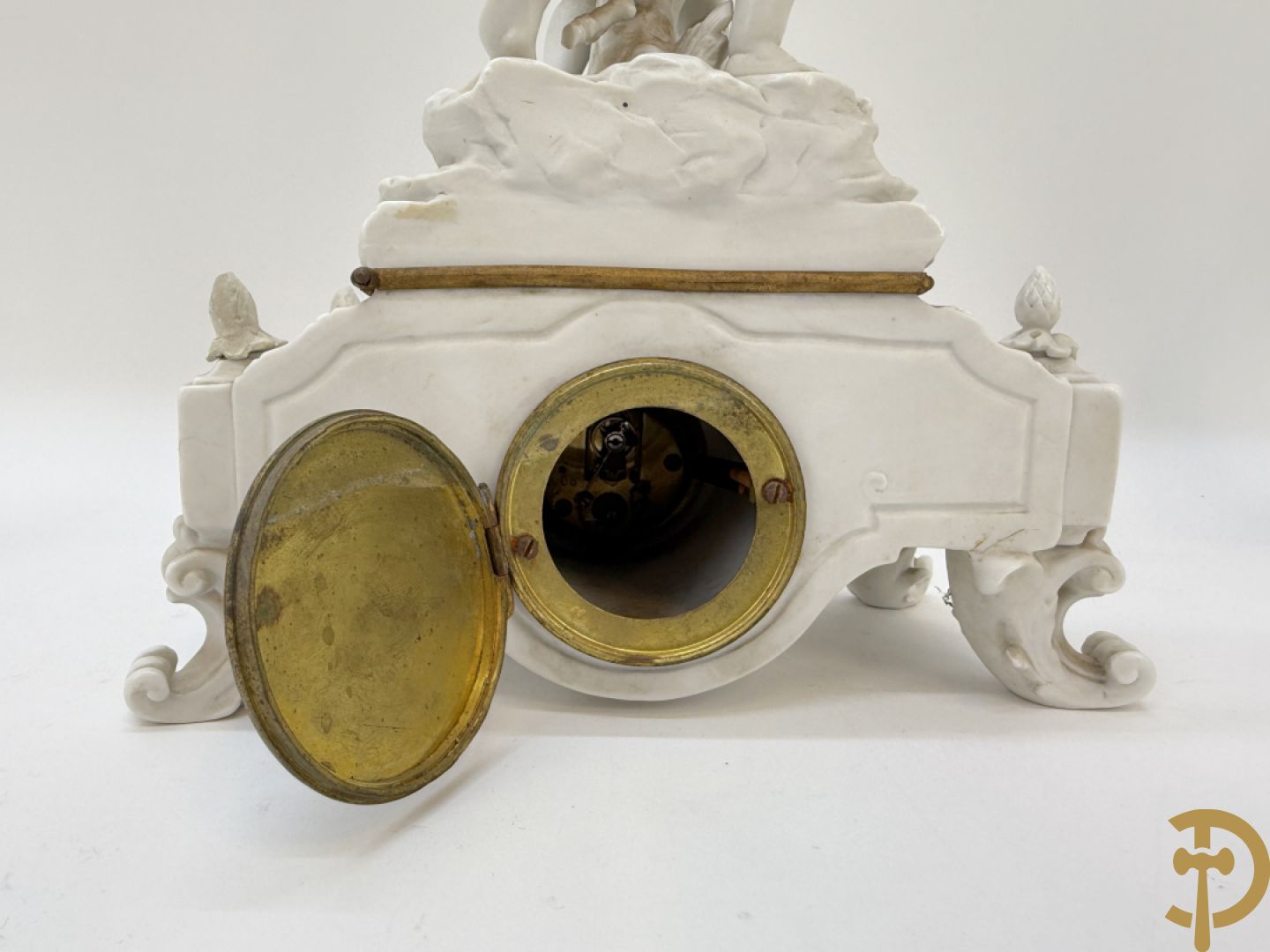 Driedelige porseleinen garnituur bestaande uit pendule bezet met lieftallig koppel, geflankeerd door paar kandelaars met cupido