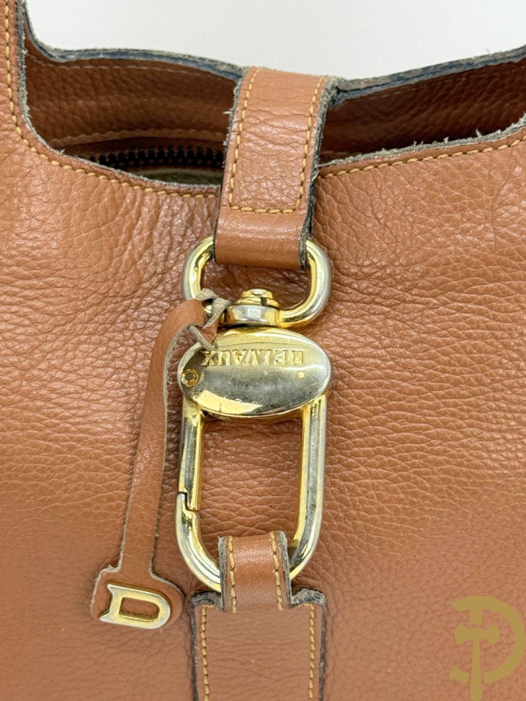 Schoudertas Delvaux met koperen boekel, model Trotteur