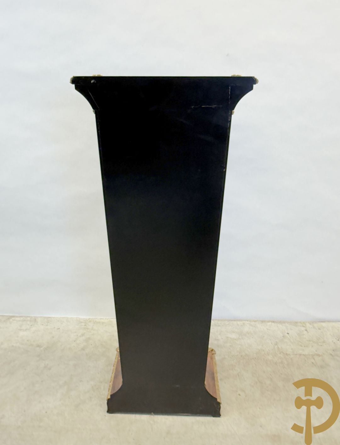 Notelaren sokkel met ingebouwde vitrine, marquetterie en bronsbelag