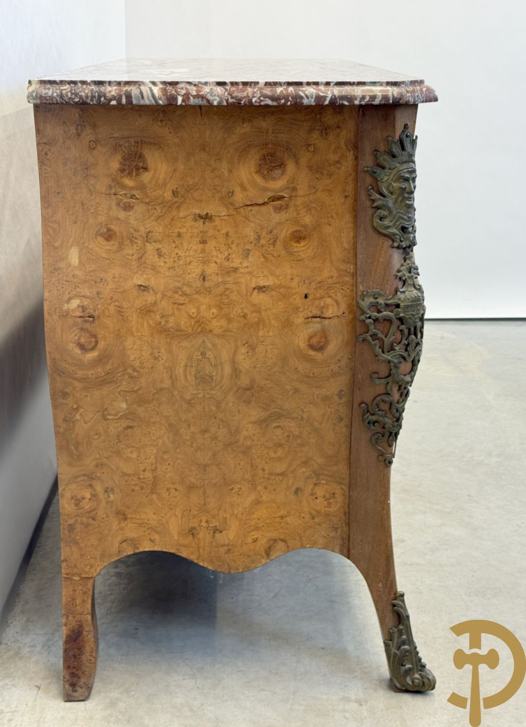 Wortelnotehouten drieladencommode met bronsbeslag van mazarinkoppen en accanthusranken, bovenaan met rood geaderd marmeren blad