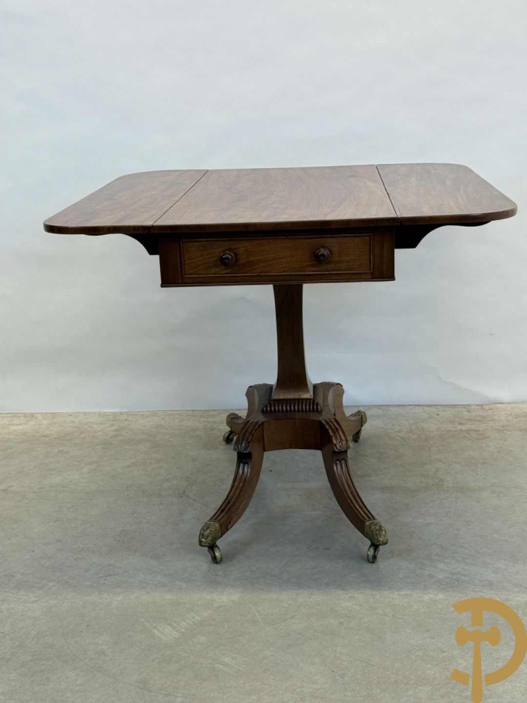 Engelse pembroketable met openflapbare zijkanten en lade - op vierpikkel