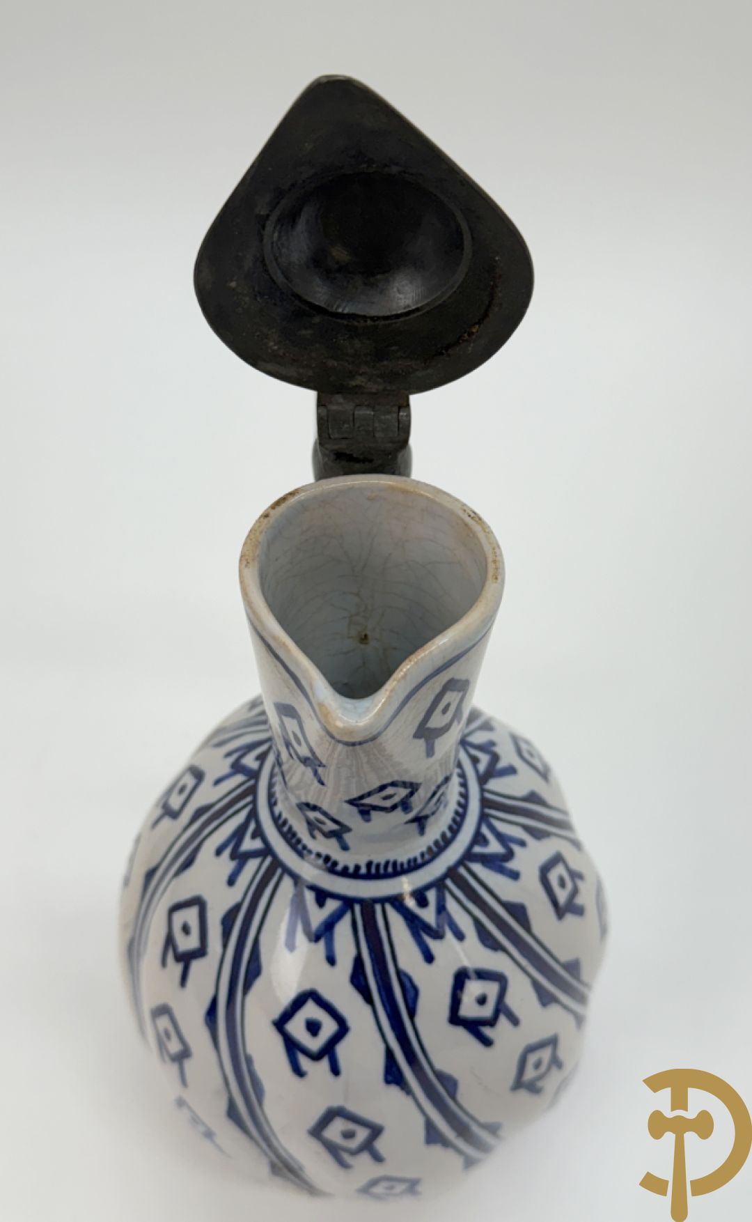 Delftse schenkkan met beschilderd bloemendecor en tinnen deksel + schenkkan in Delftse stijl, gemerkt onderaan BFK 66