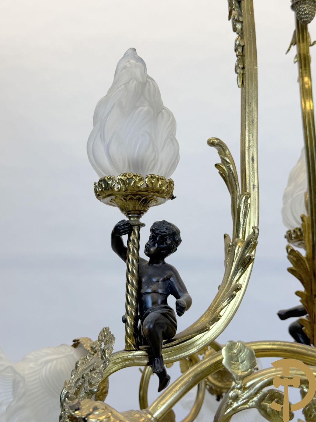 Vuurvergulde bronzen Franse luchter met zes lichtpunten en bezet met diamantvormige kristallen