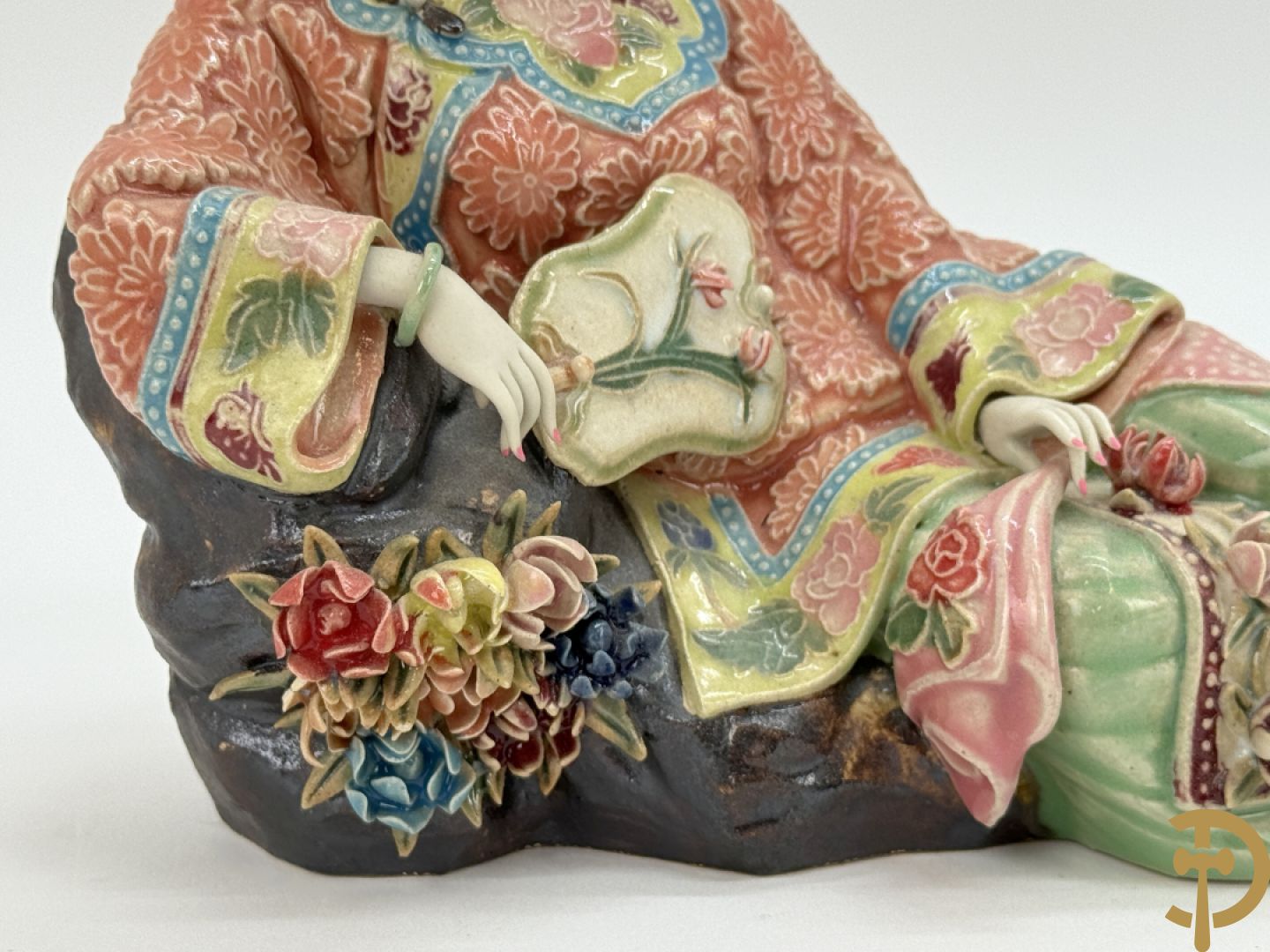 Japanse porseleinen liggende dame met waaier