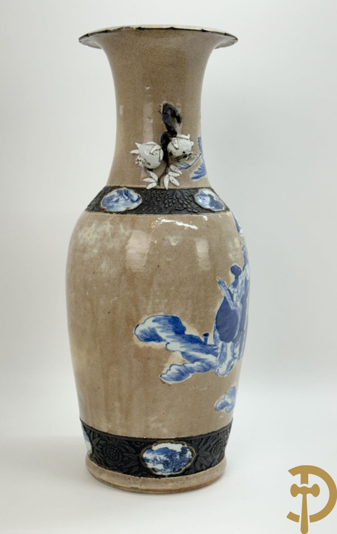 Antieke Chinese Nankin vaas met decor van wijsgeren, onderaan bezet met hert en bovenaan met pioenrozen