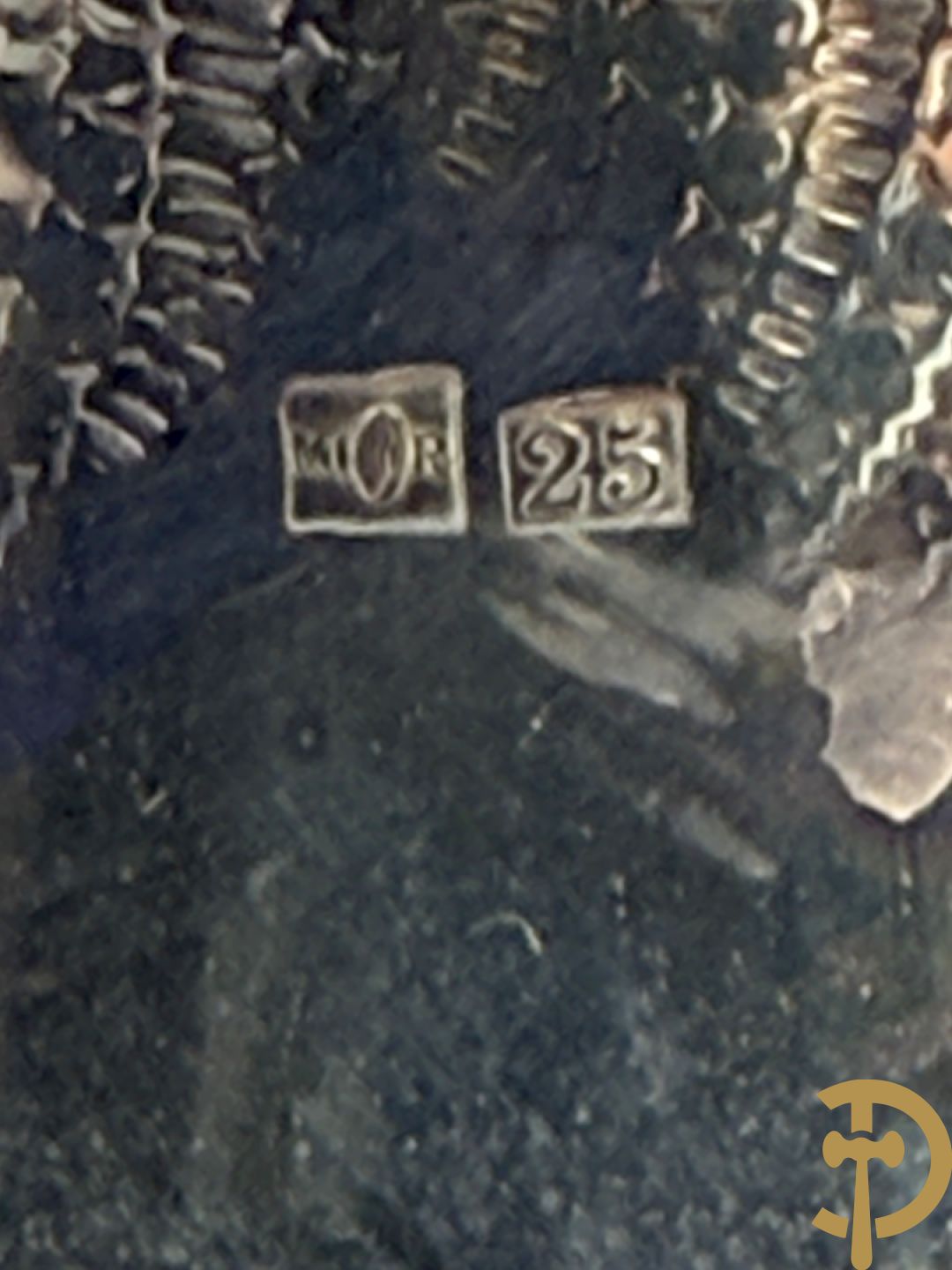 Verzilverd koffieservies met Louis XV motieven op verzilverde schotel, gemerkt M R 25, bestaande uit koffiekan, theekan, melkkan en suikerpot