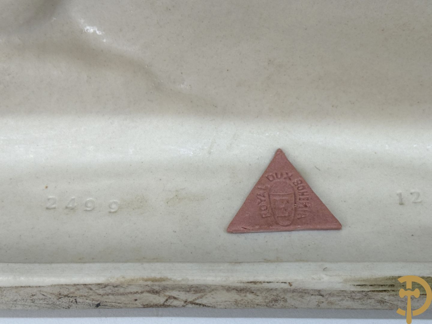 Royal Dux beeld van cupido met 2 rammen op carosse