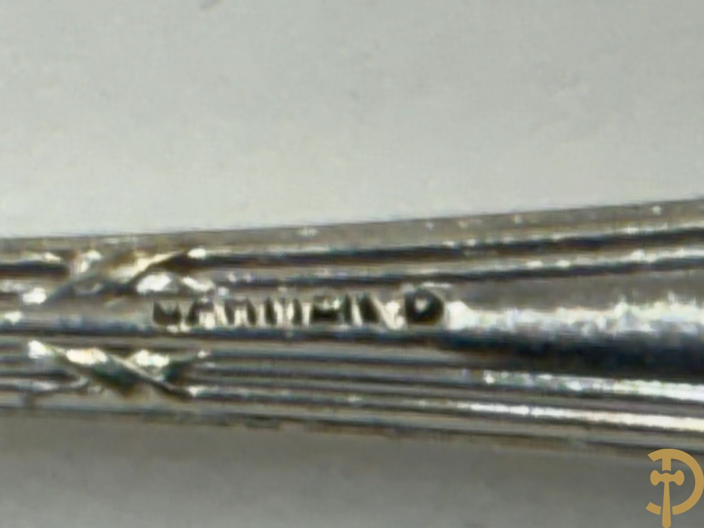 Verzilverd bestek bestaande uit 12 messen, 12 dessertlepels, 12 dessertvorken, 12 taartvorkjes, 12 dessertmessen en 12 visvorken, gemerkt Quaghebeur (Kuurne) dit alles in een in Christofle bestekkoffer ondergebracht