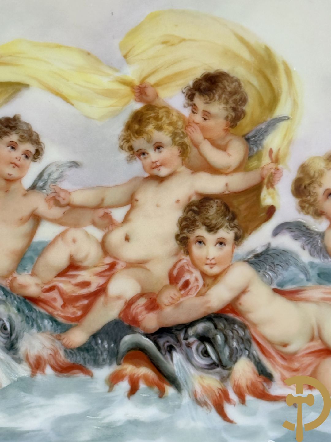 Porseleinen sierbord met decor van cupido