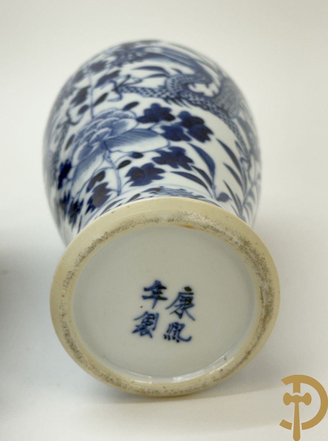 Paar Chinese porseleinen blauw/wit dekselvaasjes met drakendecor, onderaan gemerkt