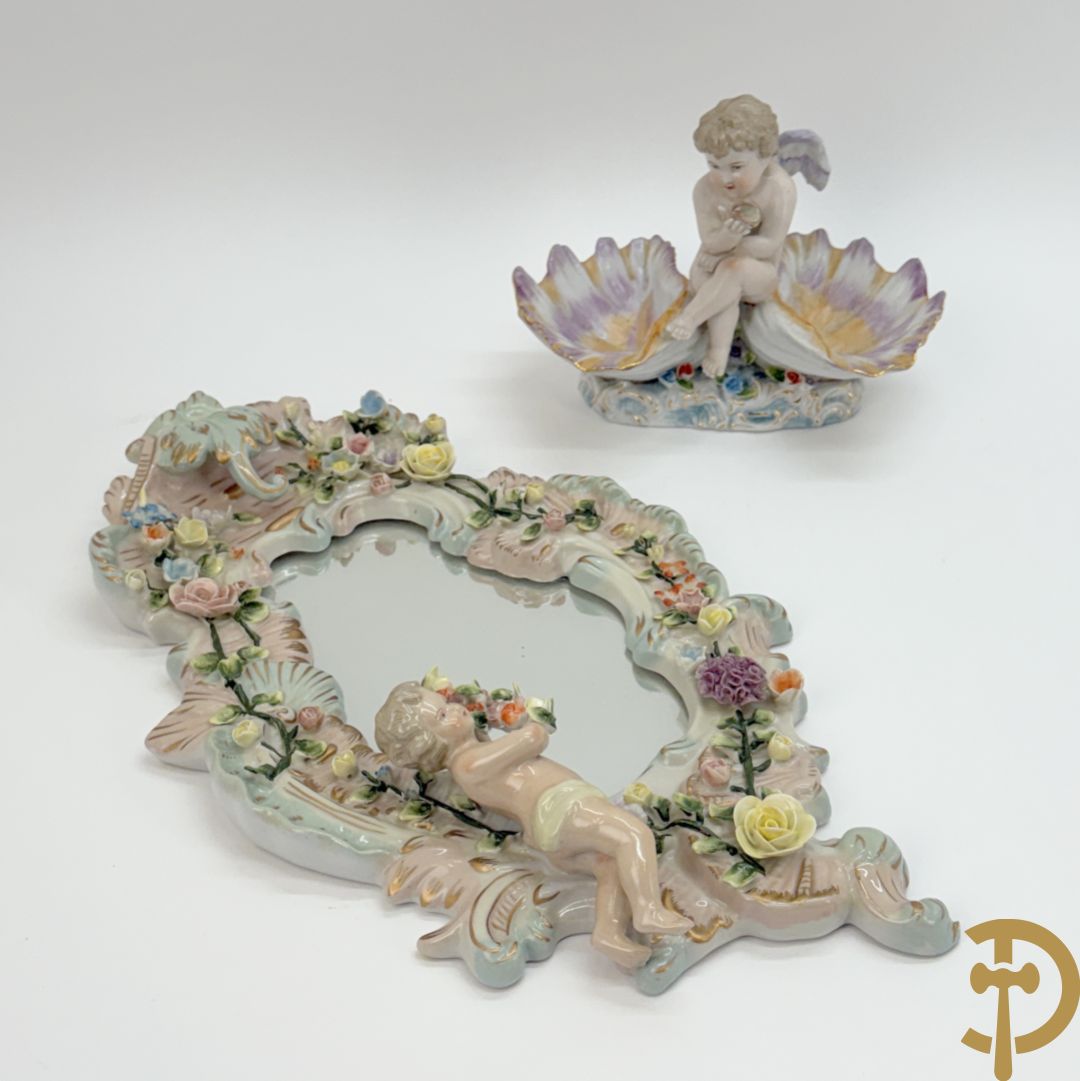 Porseleinen spiegel met cupido en bloemen bezet + porseleinen beeld met cupido en rocailles