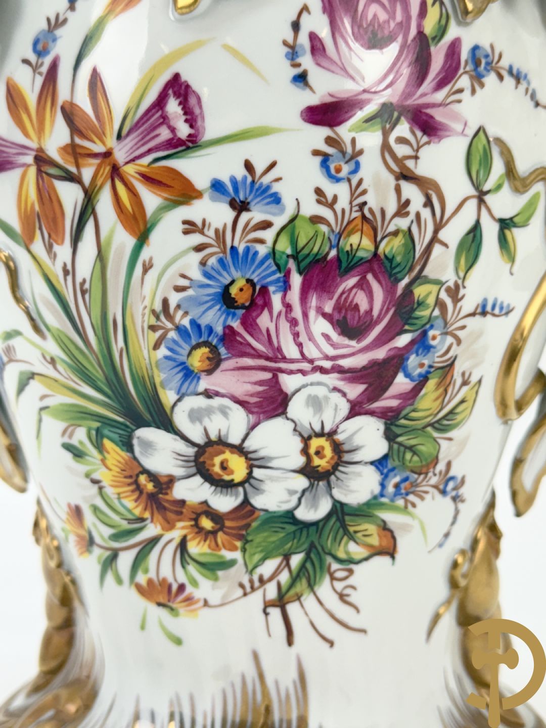 Paar porseleinen cornetvazen met bloemendecor, deels verguld, gemerkt Capo di Monte