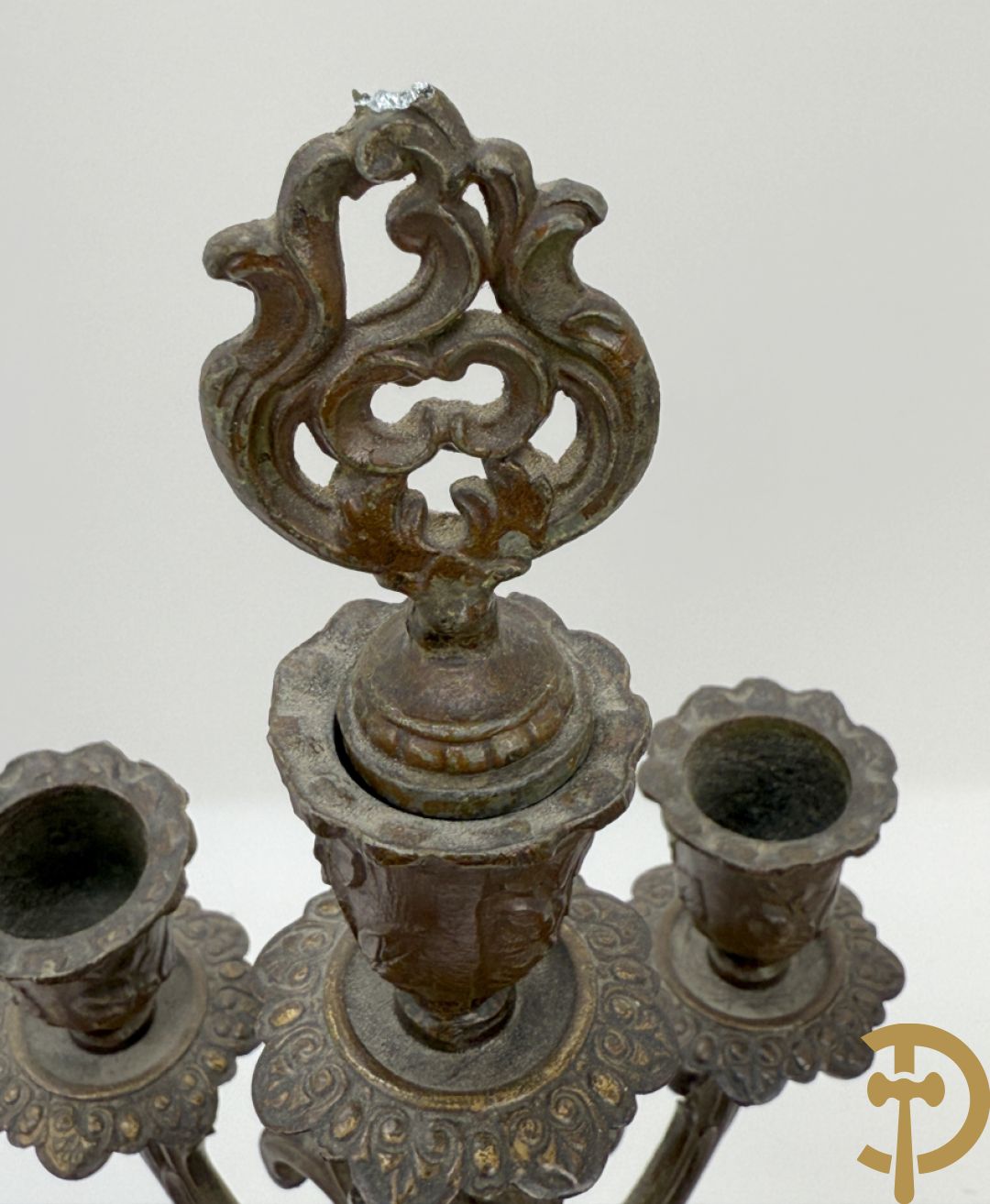 Driedelige zamak garnituur met dame Pavot met bloemen op uurwerk, Rucho getekend, geflankeerd door paar kandelaars