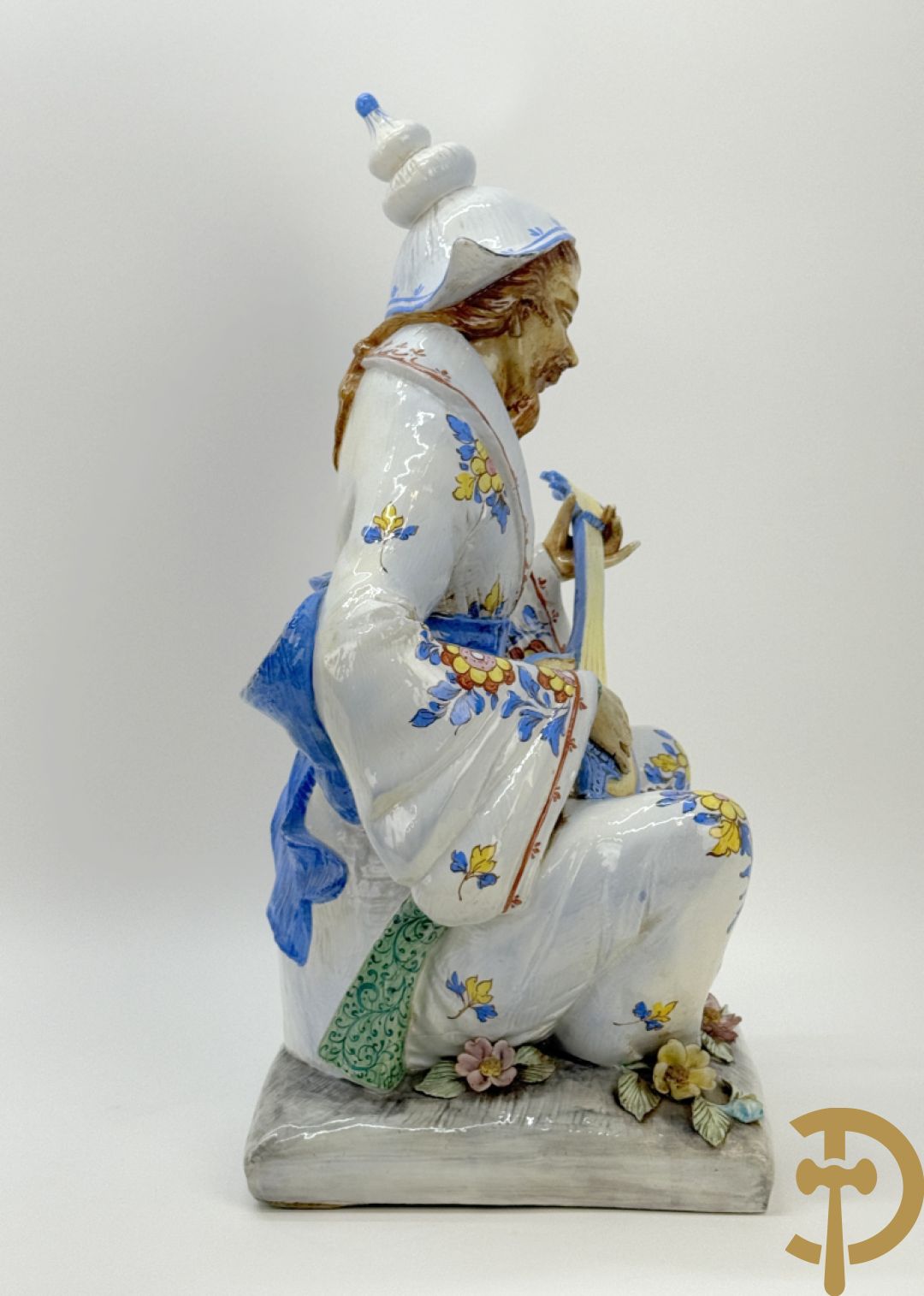 Meerkleurig Italiaans beeld van zittende oosterse man met snaarinstrument