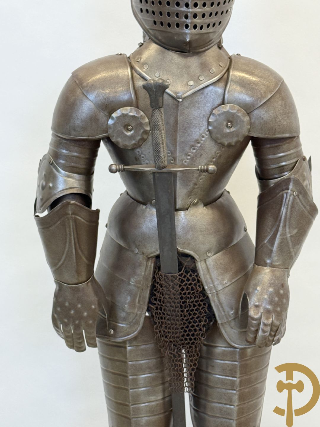 Decoratief plaatstalen ridderharnas met zwaard op marmeren voet