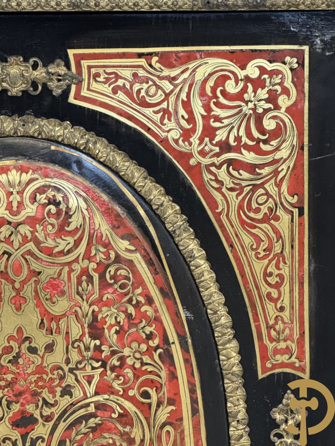 Napoleon III tweedeursdresse bezet met bronzen ornamenten van dameshoofden - paar ovale medaillons in de deuren, alles bezet met Boulle techniek - bovenaan met marmeren blad