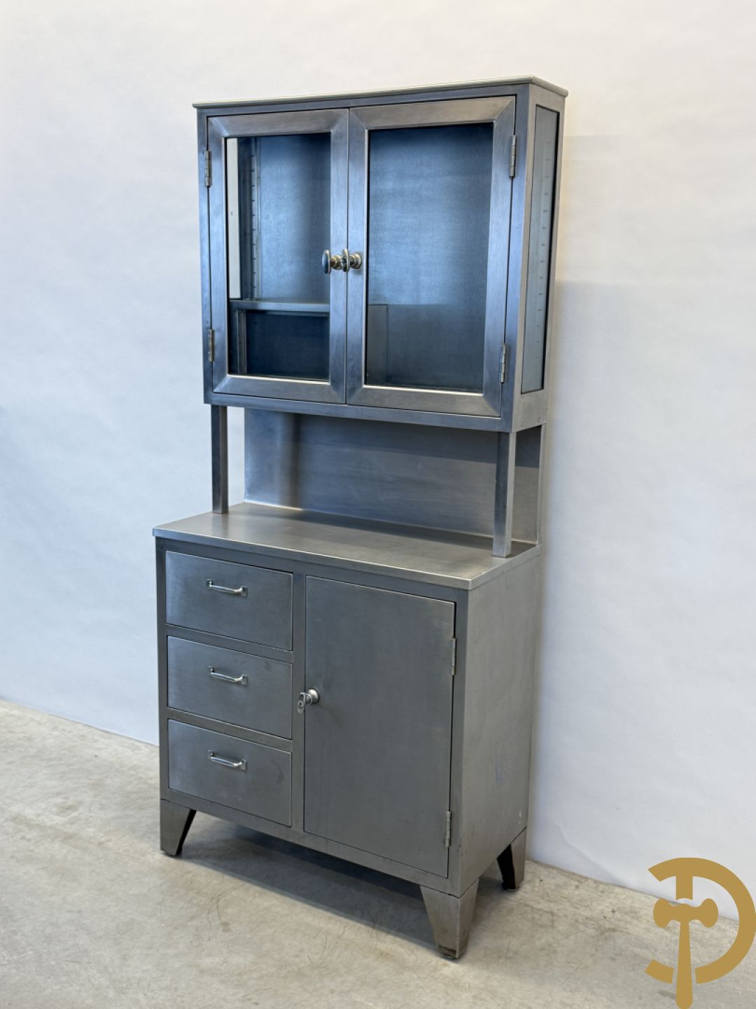 Design inox medisch kabinet, bovenaan met 2 beglaasde deuren, onderaan met deur en 3 lades, by Friedrich Schmitz, Germany
