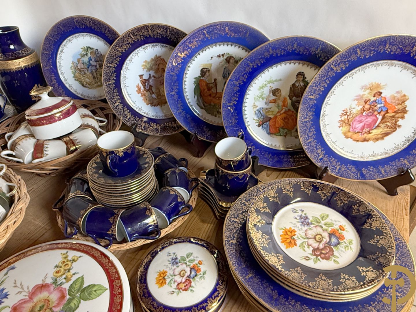 Porseleinen Limoges koffiekopjes en schoteltjes met vergulde accanthusranken + porseleinen Limoges borden met romantische geanimeerde taferelen + roze en blauwe Limoges vazen met romantische taferelen