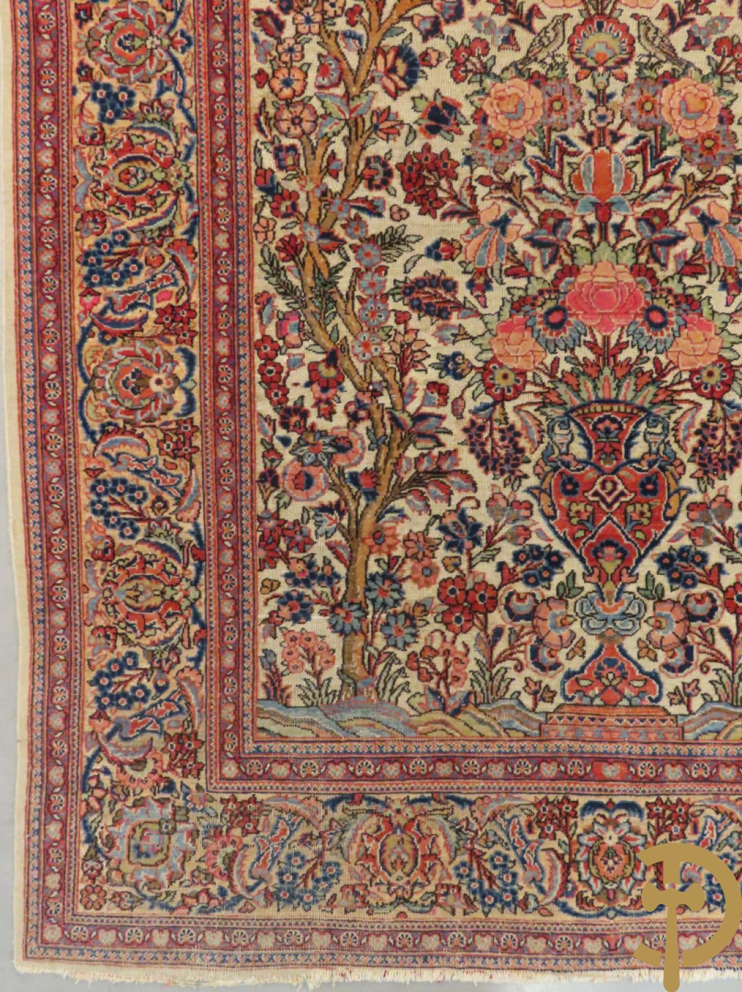 Oosters handgeknoopt tapijt Tabriz met amfoor, bloemen en levensboom