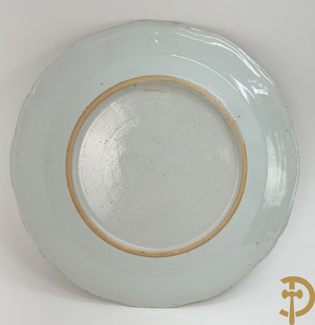 Negen Famille rose bordjes w.o. zes plat gekartelde, 1 diep gekartelde en 2 vlakke met bloementaferelen