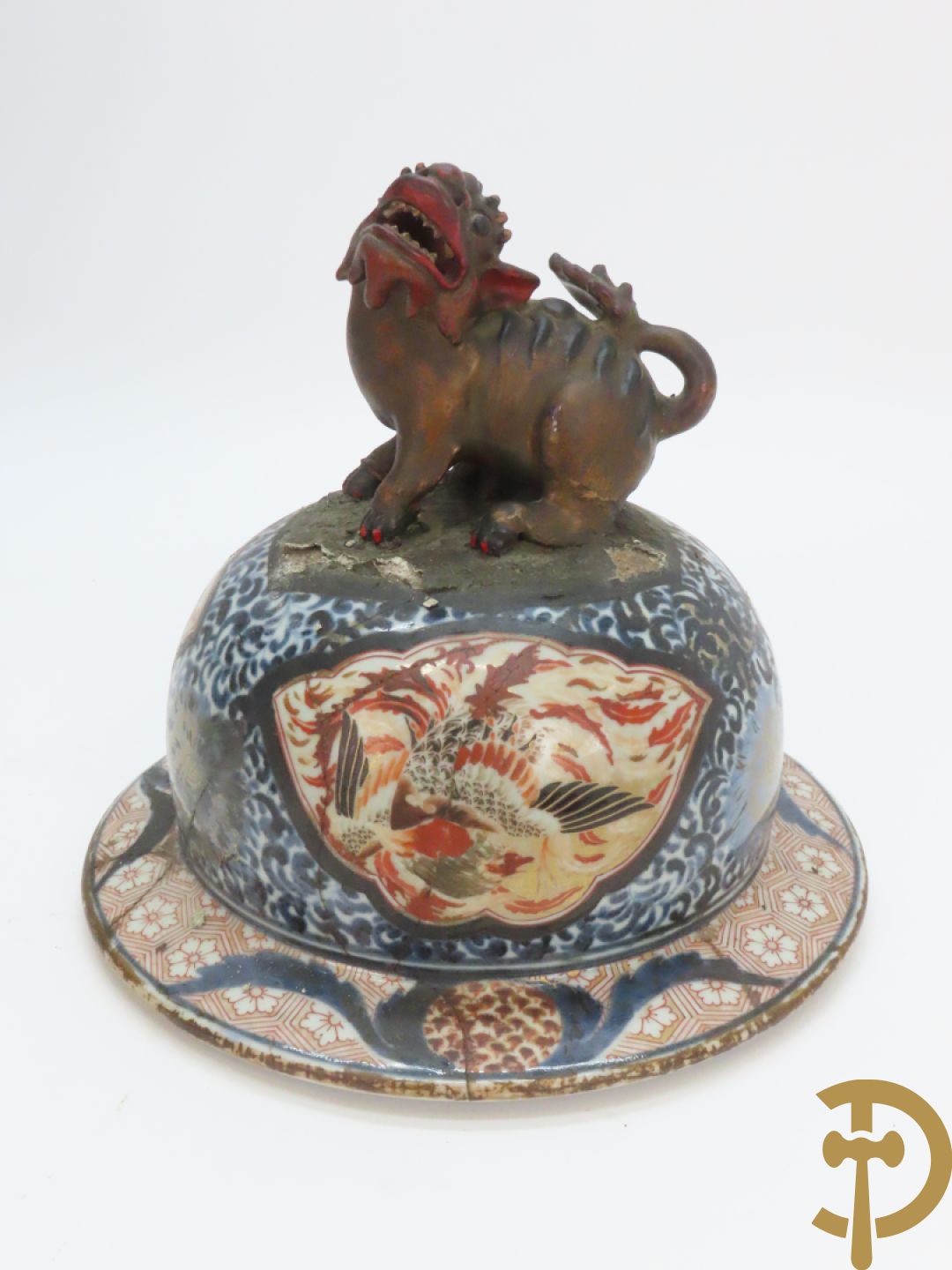 Grote Japanse Imari dekselpotiche bezet met fo hond en natuurtaferelen