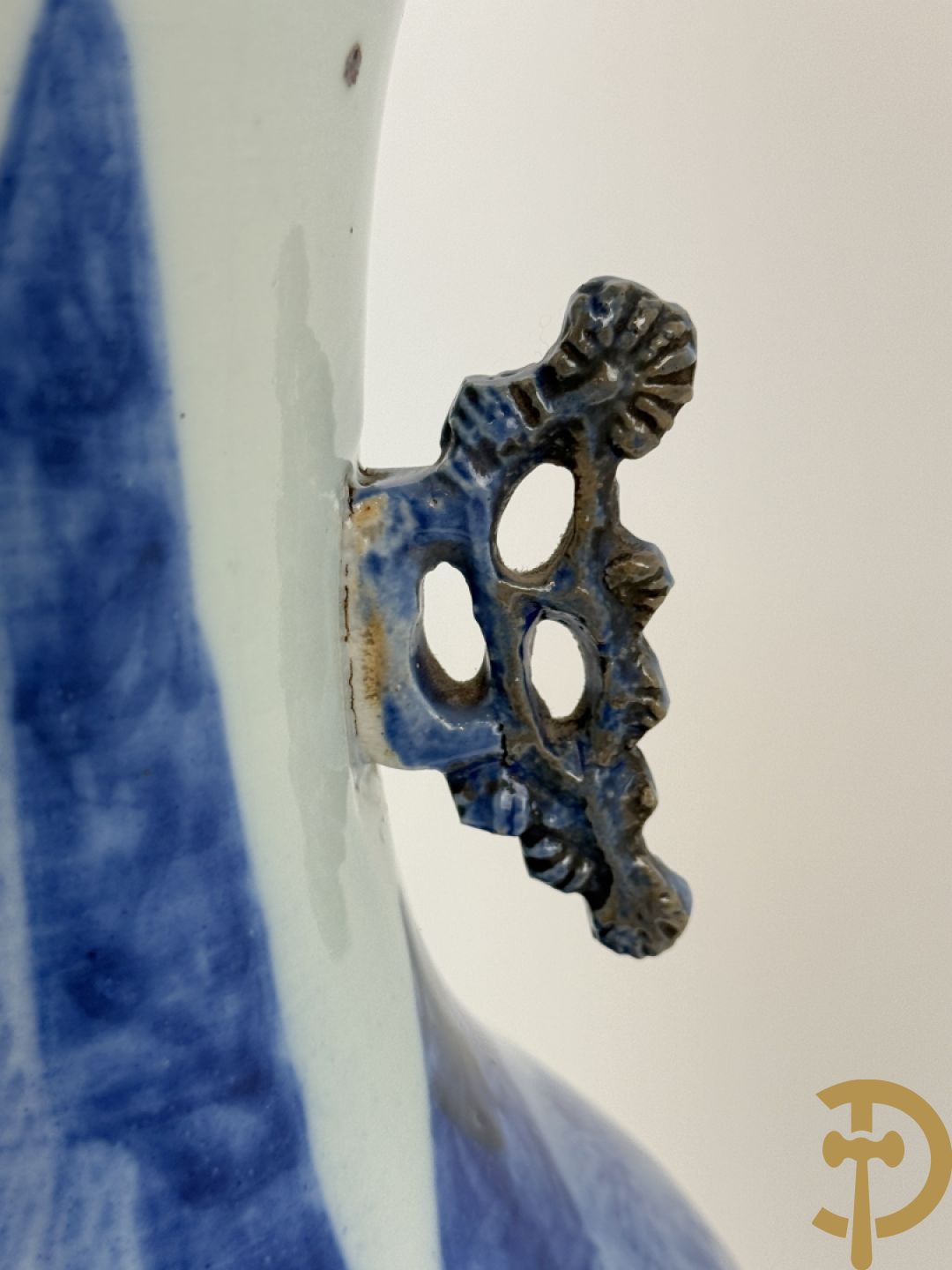 Paar Chinese blauw/wit vazen met geanimeerd huizendecor