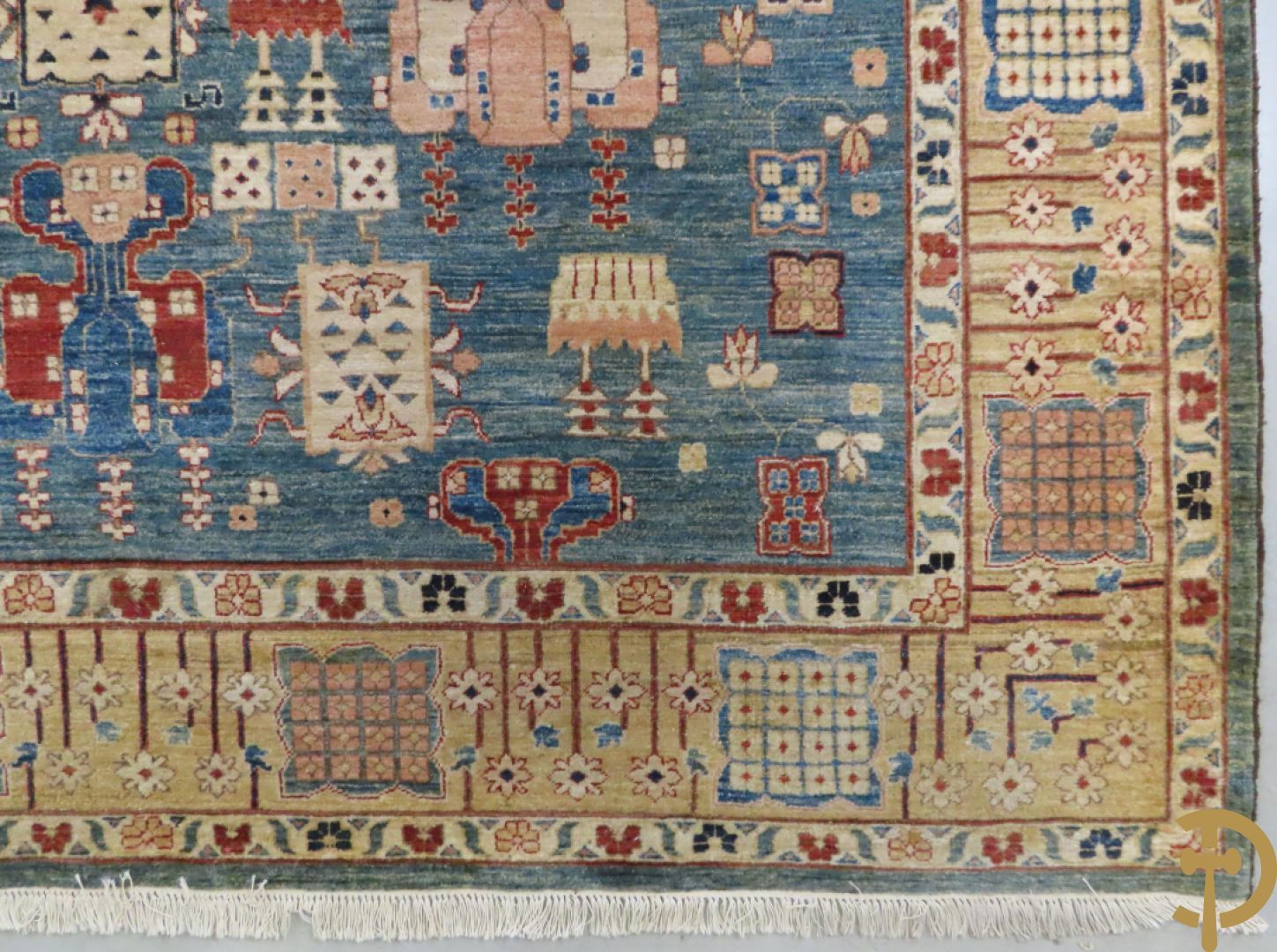 Oosters handgeknoopt tapijt met blauwe fond en geometrische bloemenmotieven