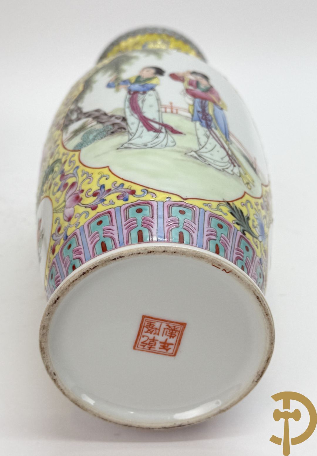 Chinese porseleinen rolvaas met damesdecor, getekend + Chinese porseleinen republieksvaas met damesdecor