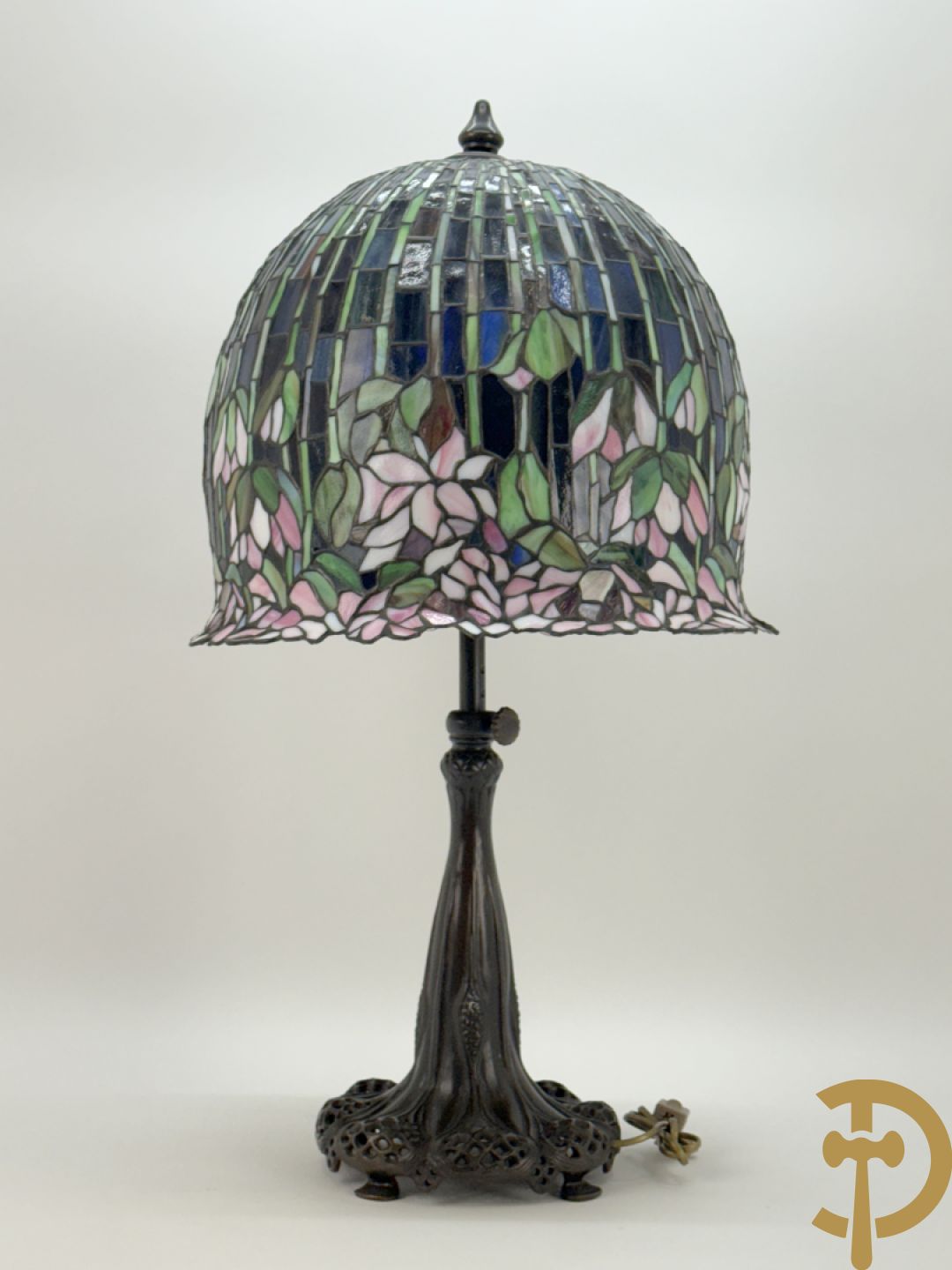 Bronzen tafellampadaire met kap met bloemen, Tiffany stijl