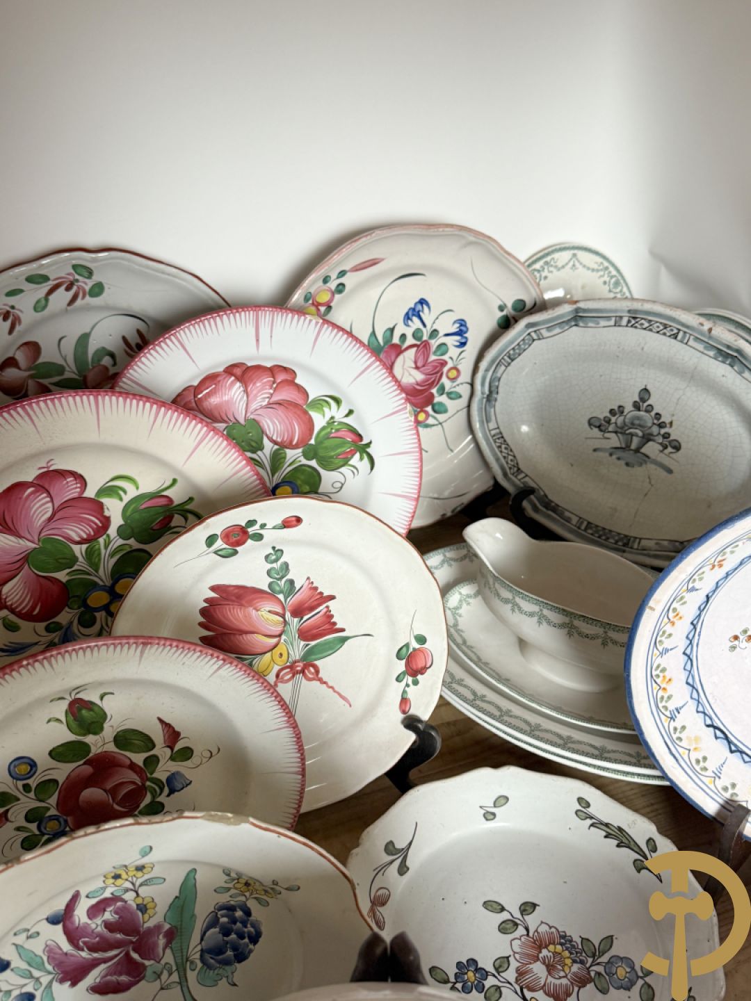 Franse meerkleurige keramieken borden met bloemendecor w.o. Strassbourg + delen van faience servies Grand Boucquet Boch