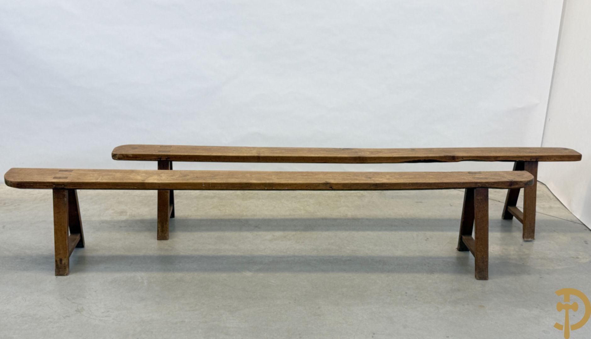 Paar lange eiken kloosterbanken