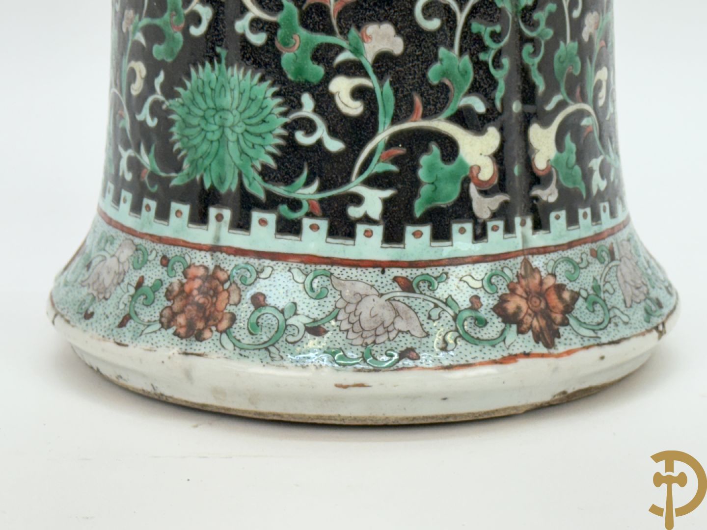 Antieke Chinese Gu vaas met geschenkendecor op zwarte fond