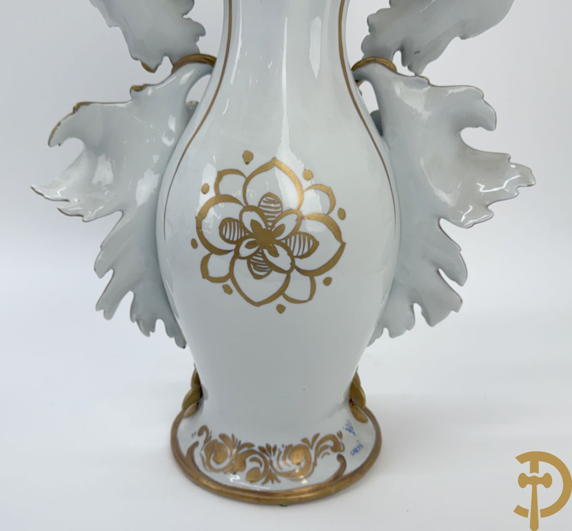 Paar porseleinen cornetvazen met bloemendecor, deels verguld, gemerkt Capo di Monte