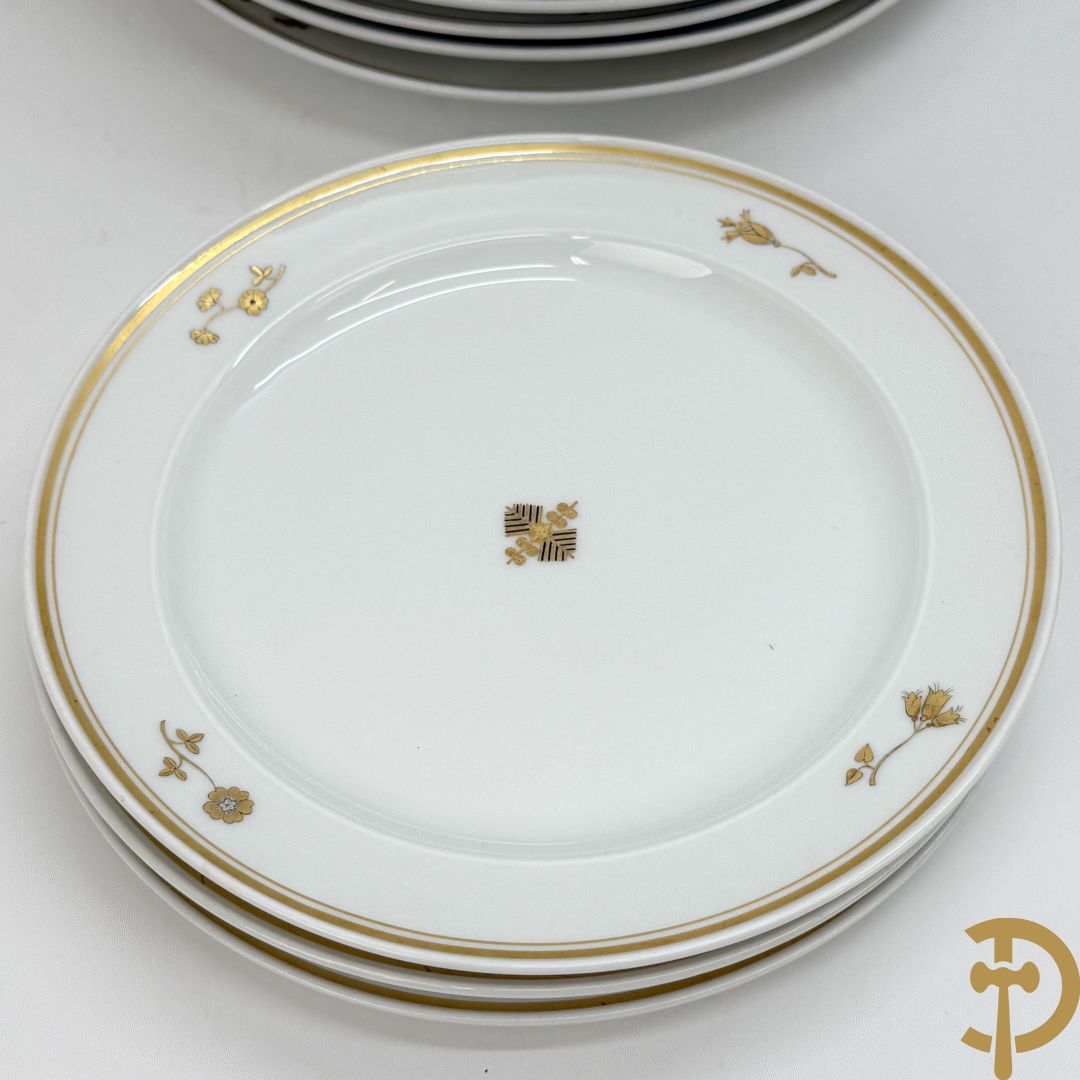 Wit porseleinen servies met vergulde rand en vergulde bloemenmotieven, Meissen, bestaande uit 8 platte borden (2 met schilfer aan rand), 7 diepe borden, 6 dessertborden, saladekom, sauskom en groentenschotel (1 handvat gelijmd)