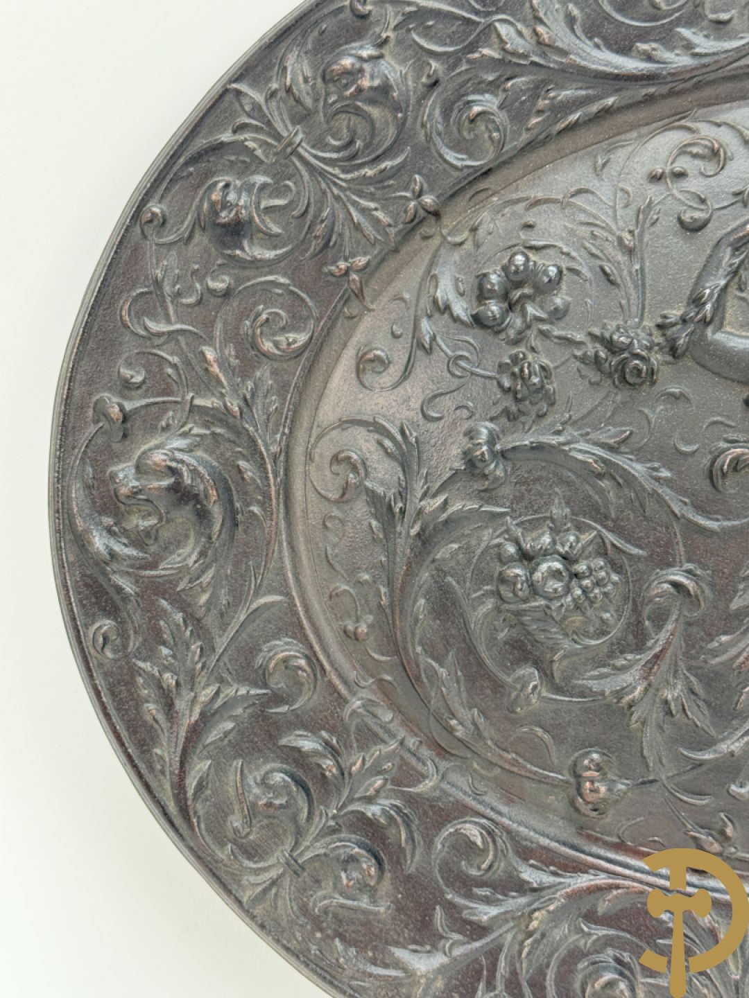 Metalen ovale schotel met dame omgeven door bloemen en accanthusranken, achteraan getekend American Radiator Cie